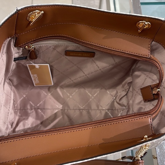 MICHAEL KORS 
Jet Set Large Signature Shoulder Tote Bag
Vanilla 
NWT - Picture 9 of 16